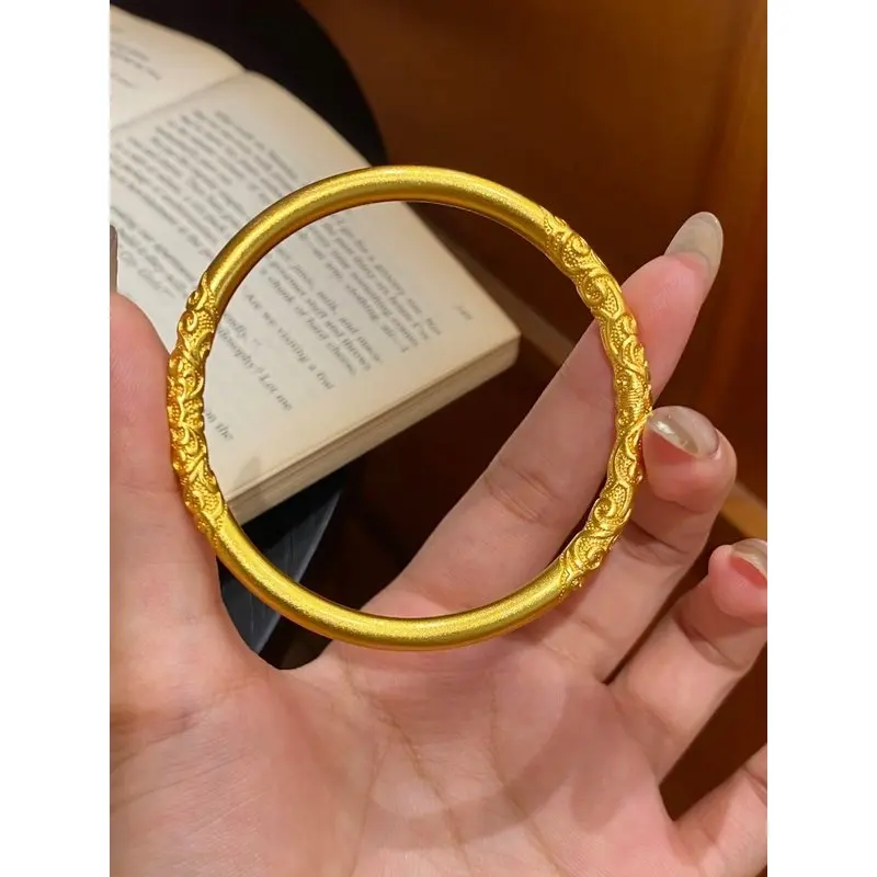 Pulsera con diseño de pergamino de estilo antiguo en oro 24k 999 para mujer, una pieza exclusiva heredada de las antiguas tradiciones, color oro macizo.