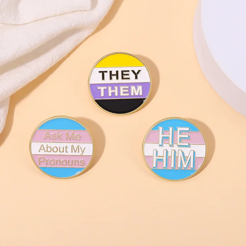 HE/HIM İfade Edici Broş: LGBT+ Topluluk İçin Anlamlı Bir Takı Seçimi