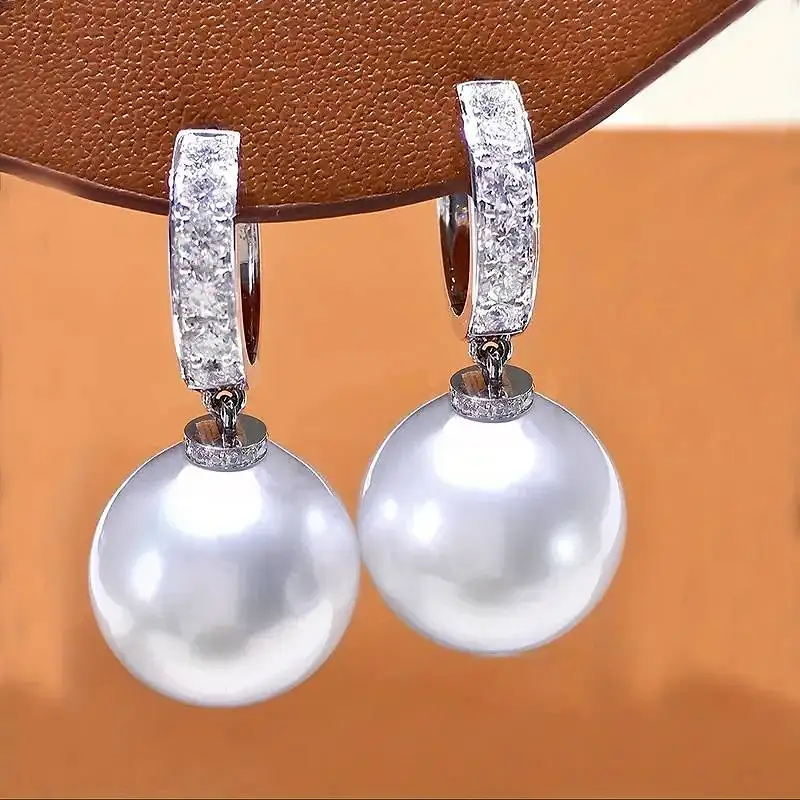Huitan Elegante künstliche Perlen-Tropfenohrringe für Frauen, Verlobungsfeier, trendige Accessoires, vielseitiger Schmuck, eingelegte glänzende CZ
