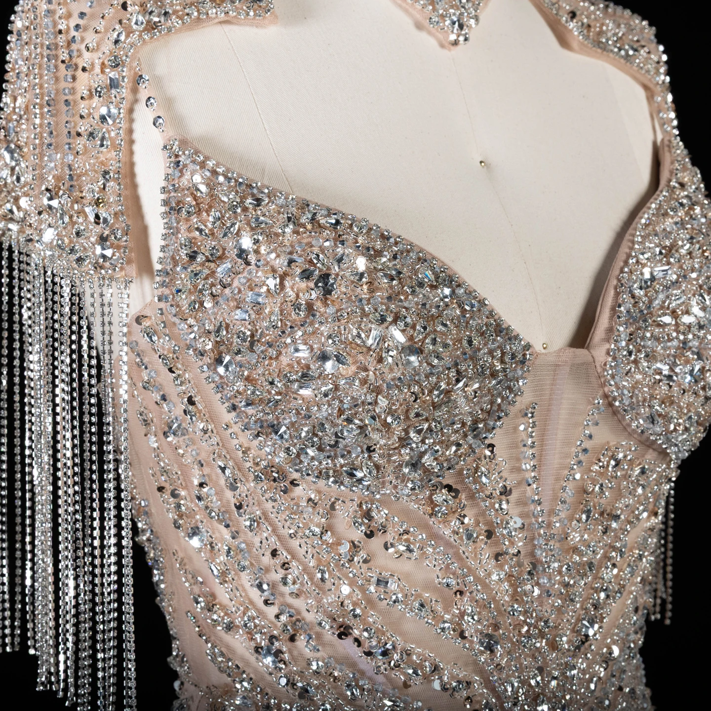 Sharon Said Luxuriöses Champagner-Abendkleid mit Quastenumhang, Diagonalen Strasssteinen, Meerjungfrauen-Schnitt, für formelle Anlässe und Partys, SS184, Maßanfertigung – Detail 9