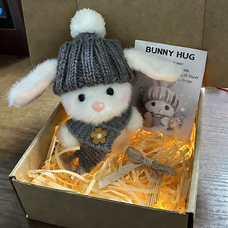

Милый вязаный плюшевый кролик Mini Bunny Hug с LED-подсветкой и поздравительной открыткой — идеальный подарок на Пасху для близких.
