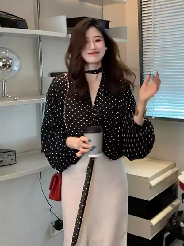 

Черная шифоновая рубашка в горошек в стиле Hebe, женская весенне-летняя дизайнерская рубашка с V-образным вырезом и поясом, элегантная маленькая рубашка в корейском стиле