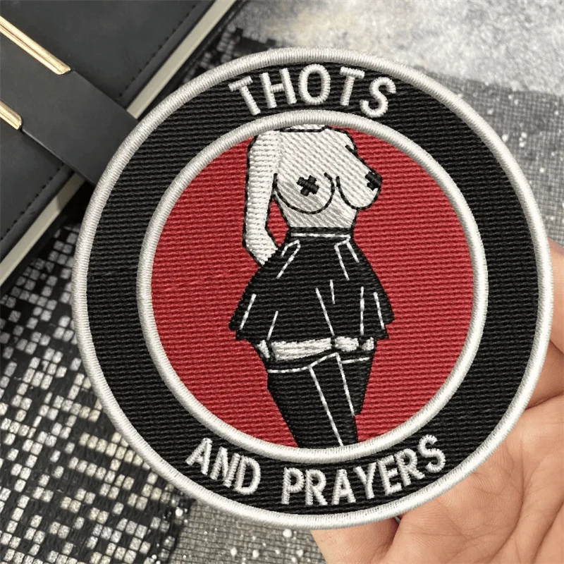Thots and Prayers Patch جميلة المرأة المطرزة التكتيكية المعنويات القماش شارة شارة في الهواء الطلق على ظهره قبعة الملحقات ملصق