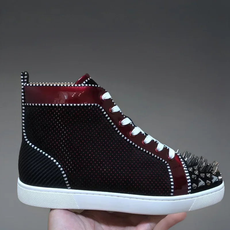 Sepatu bawah merah High Top merek mewah untuk pria Trainer mengemudi berduri kulit asli paten paku keling berantakan Toecap flat Sneaker