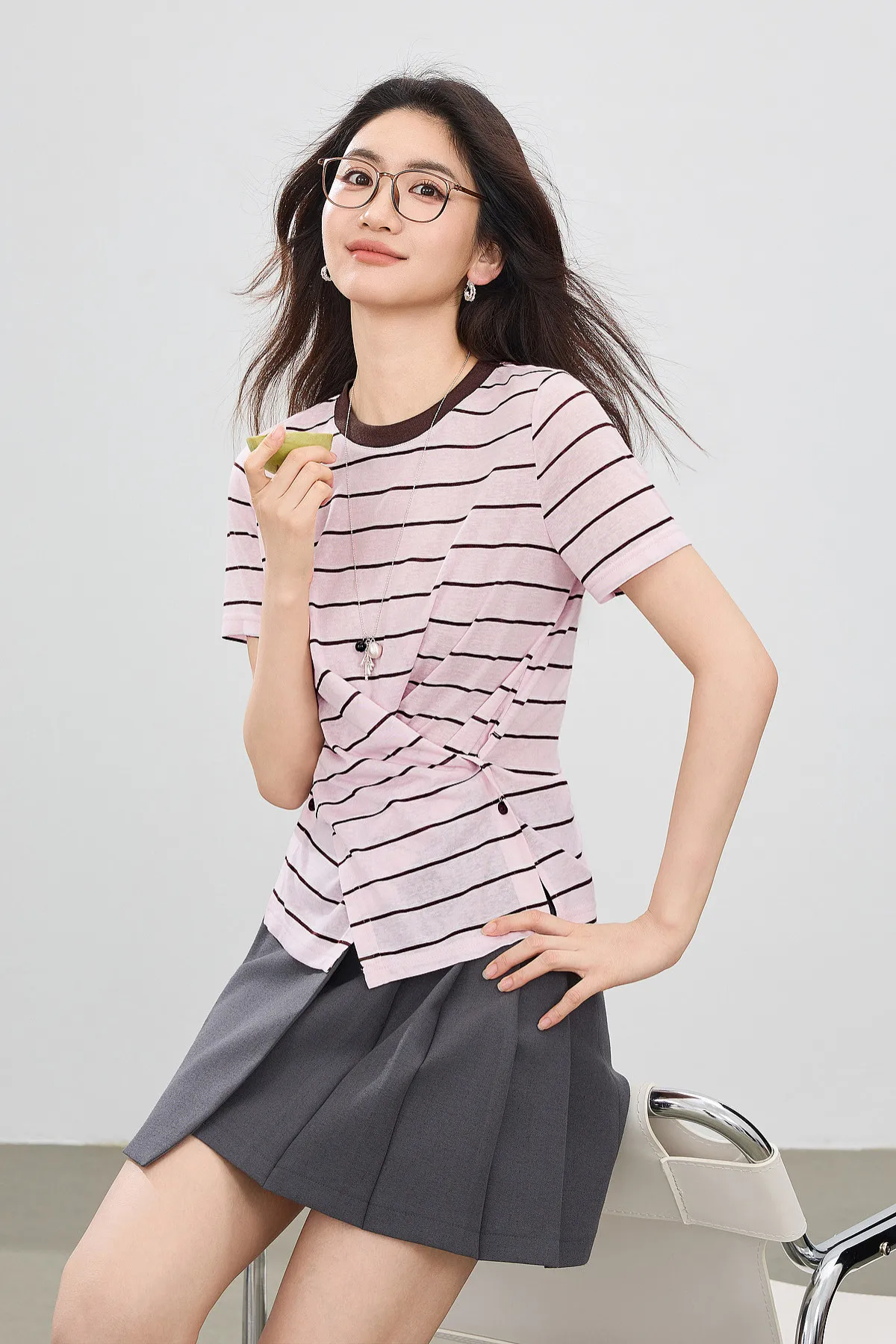 SENTUBILA Damen-Strickoberteil mit Rundhalsausschnitt und Kontraststreifen, Sommermode 2026, kurzärmeliges T-Shirt mit Twist-Front-Schlitz und Knöpfen Q62TC7208 – Detail 15