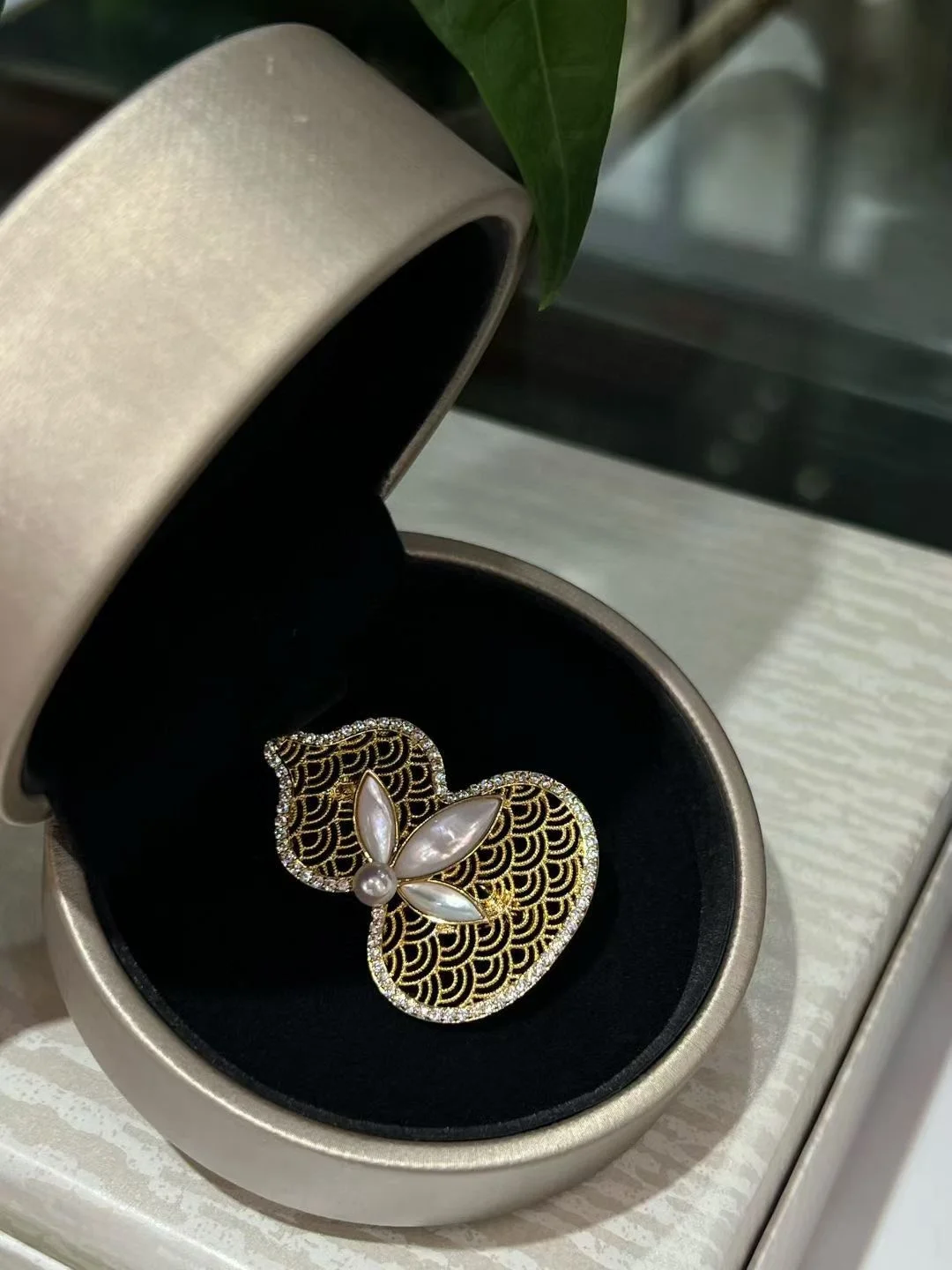 

Multi-use Freshwater Pearl Gold Guard Pendant & Brooch 2 In 1 Natural White Shell Lucky Charm Necklaces Blessing Chinese Jewelry