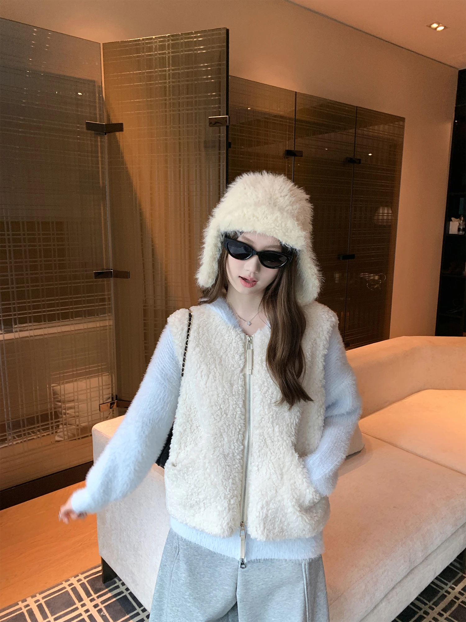 

Женский жилет из меха ягненка теплого белого цвета, модная верхняя одежда для многослойных образов, Zenann Salted Caramel, для повседневной носки, с круглым вырезом, на пуговицах