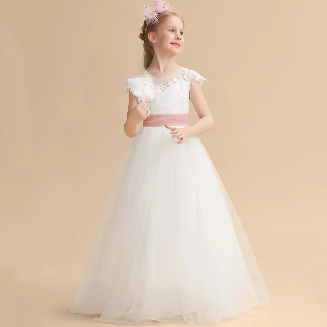 فساتين فتاة الزهور البيضاء المخصصة من التول مع شريط فيونكة وردي بدون أكمام لحفلات الزفاف وأعياد الميلاد والولائم