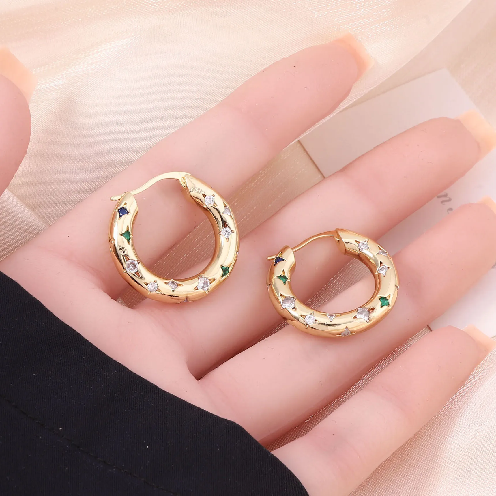 Medieval Vintage colored diamond geometric round niche high-end ear buckle, retro design