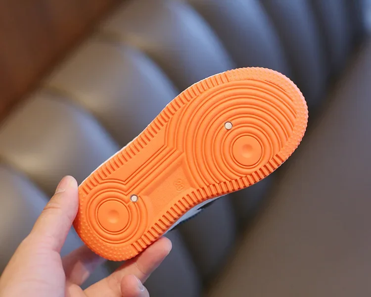 Kindersneaker, modisches Design, weiße, rutschfeste Freizeitschuhe für Jungen und Mädchen, atmungsaktive Sneaker mit Schnürsenkeln, Outdoor-Schuhe für Kleinkinder. – Detail 5