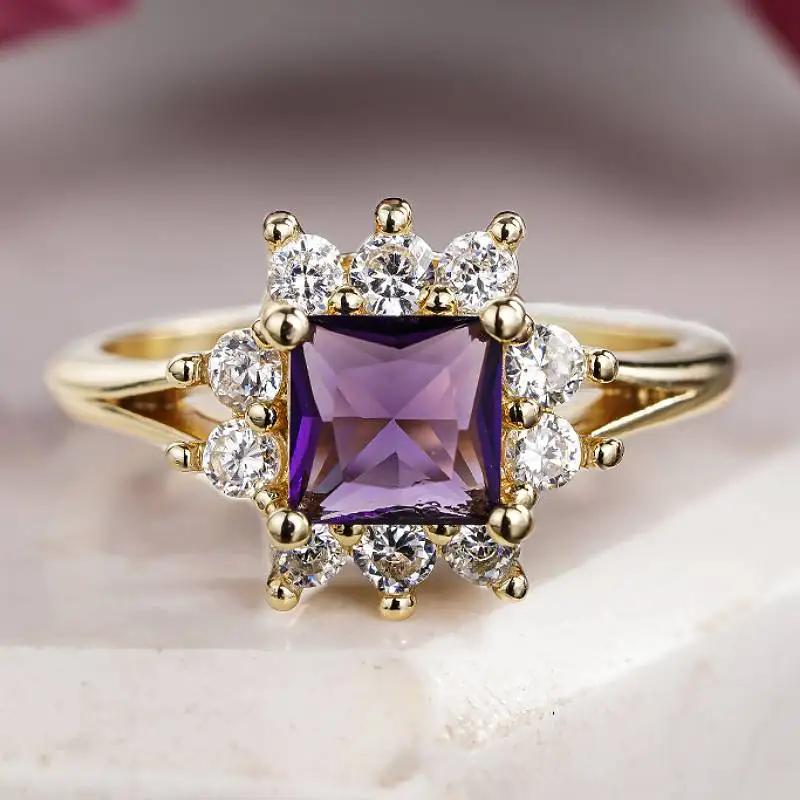 Anel Elegante e Nobre para Mulheres Huitan em Cor Dourada com Zircônia Roxa Charmosa, Acessórios de Festa Luxuosos para Casamento, Presente de Joias para Mulheres
