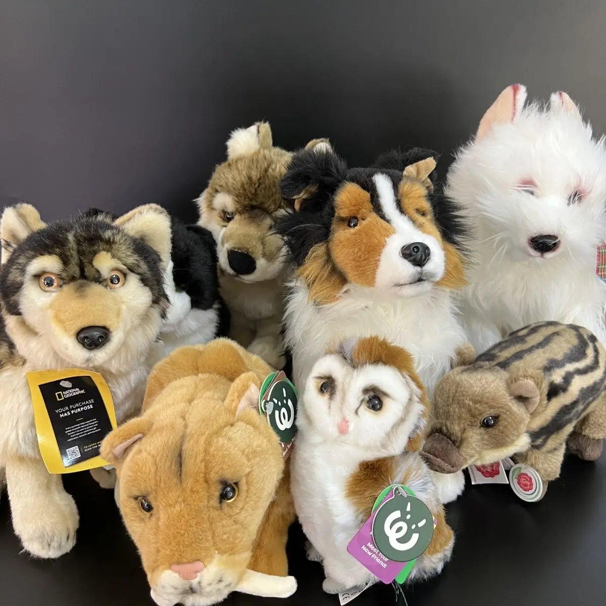 Simulierte Tierplüschtiere aus Wölfen, Katzen, Hunden und Tiger eignen sich als Weihnachtsgesouvenirs zum Verschenken an Freunde