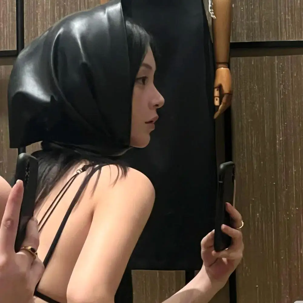 

2025 Womens Fashion Designer Large Scarf Faux Leather Triangle Scarf Hijab Black Bandana Headscarf Shawl Wrap Headwraps Headwear