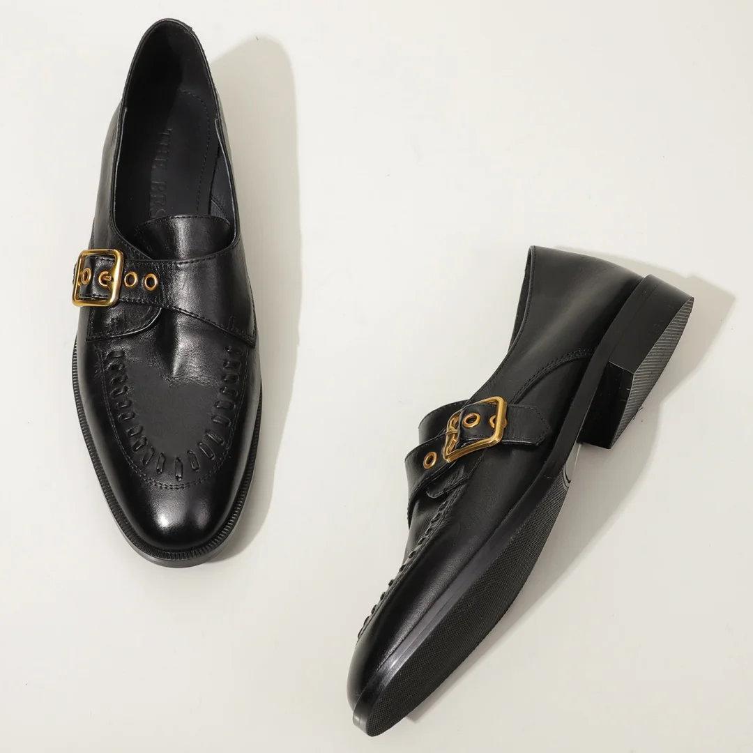 حذاء بدون كعب نسائي من Danxuefei مصنوع من جلد البقر بمقدمة مستديرة وإبزيم معدني سهل الارتداء حذاء بدون كعب عالي الجودة ناعم ومريح