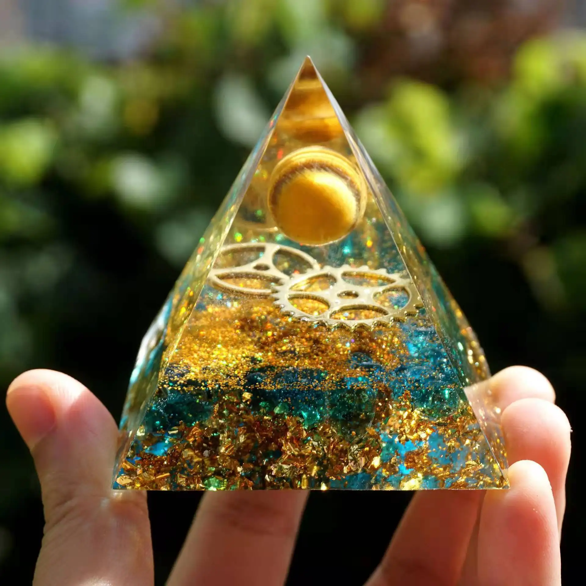 Bedroom Crystal Ball Pyramid Creative Crystal Crushed Stone Dropping Resin Home Living Room Desktop Handmade Small Decorations