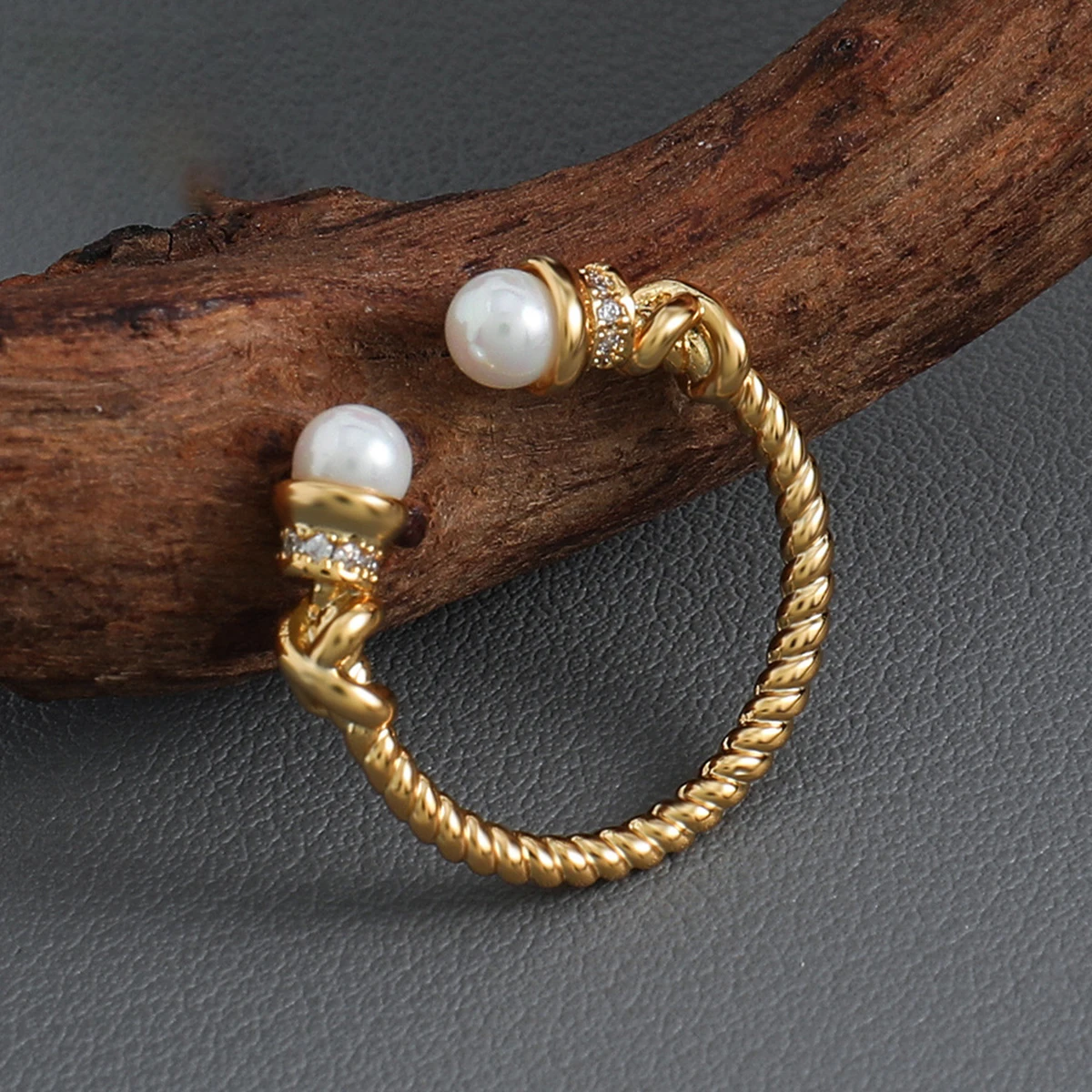 

2024 New Medieval Style Twist Glass Pearl Opening Adjustable Ring for Women Office Party Friends Gift Outfit Jewelry Accessories