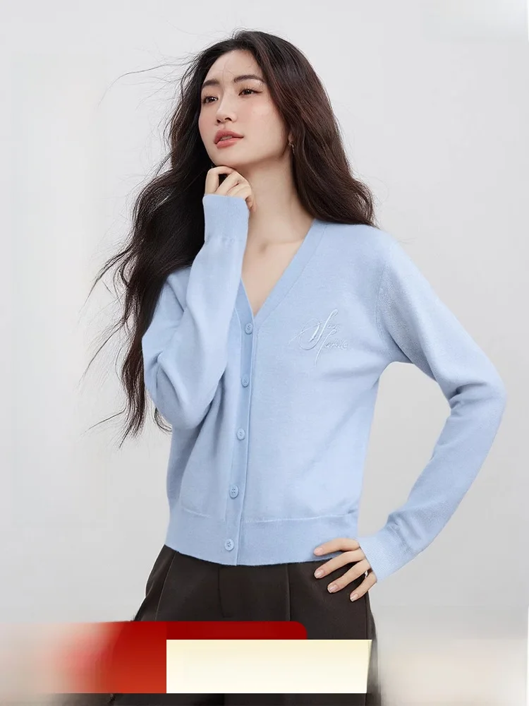 

Вязаный женский кардиган весна 2026: новинка с объемной вышивкой, V-образным вырезом, эластичными плечами, прямым кроем и длинными рукавами