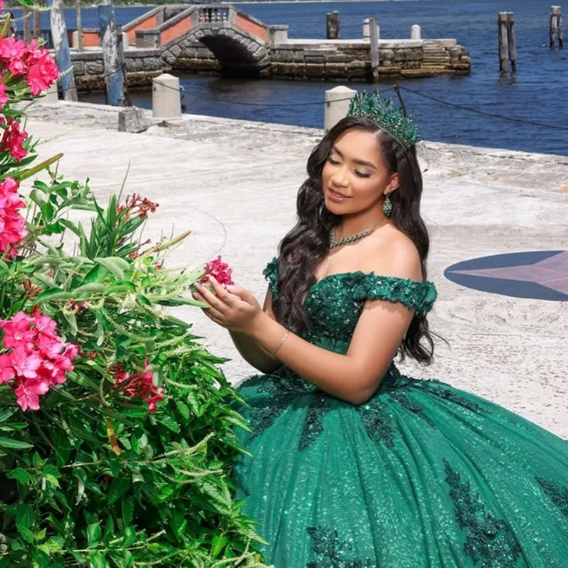 

Темно-зеленое платье Quinceanera с открытыми плечами, кружевное платье с блестками и аппликацией, кристалл, 3D цветок, тюль, платья de 15, Quinceanera на заказ