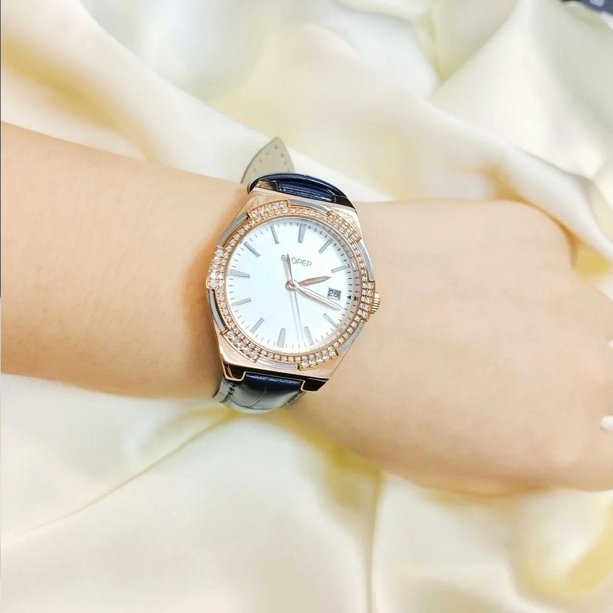 ساعة كوارتز نسائية جديدة، عصرية وأنيقة، بحزام فاخر، مصممة للنساء، هدية مثالية للنساء.