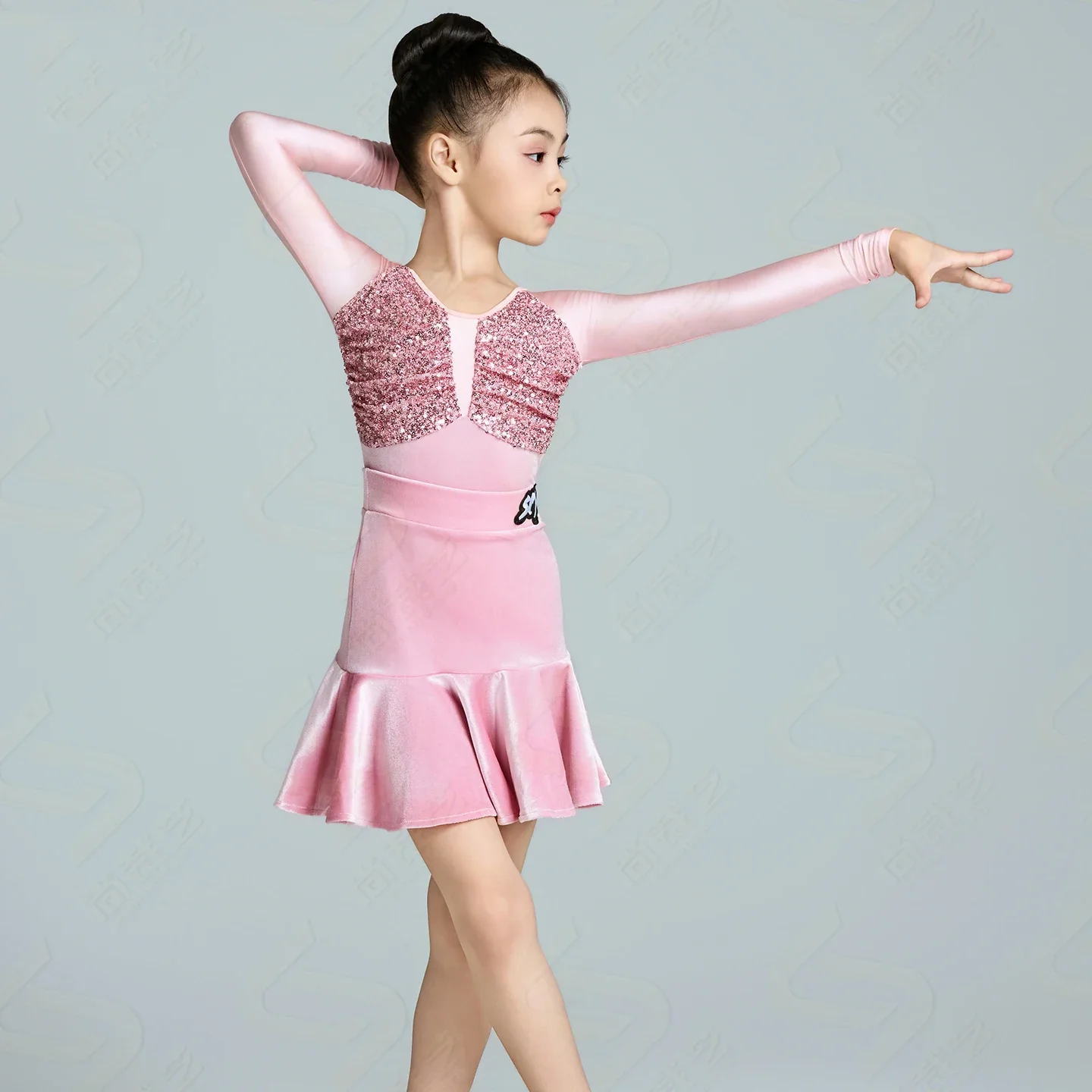 

Розовое платье для латинских танцев с блестками, одежда для выступлений для девочек, платье с длинными рукавами, костюм для соревнований по танцам Румба-ча-ча