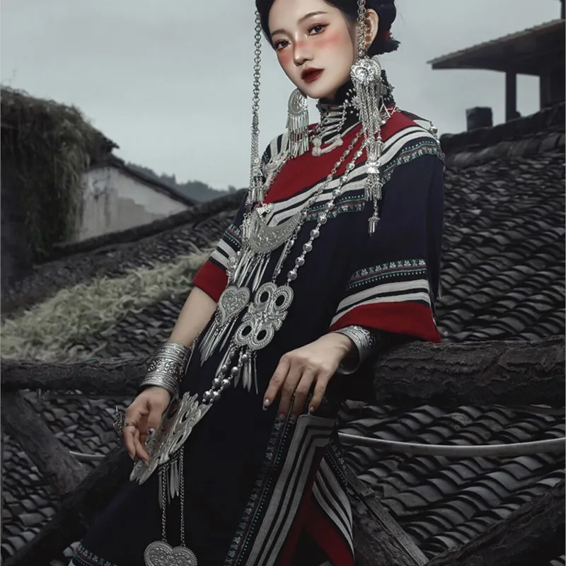 Roupas bordadas de algodão e linho resistentes para shows em uma grande versão de fantasia com fotografia de viagens em estilo étnico