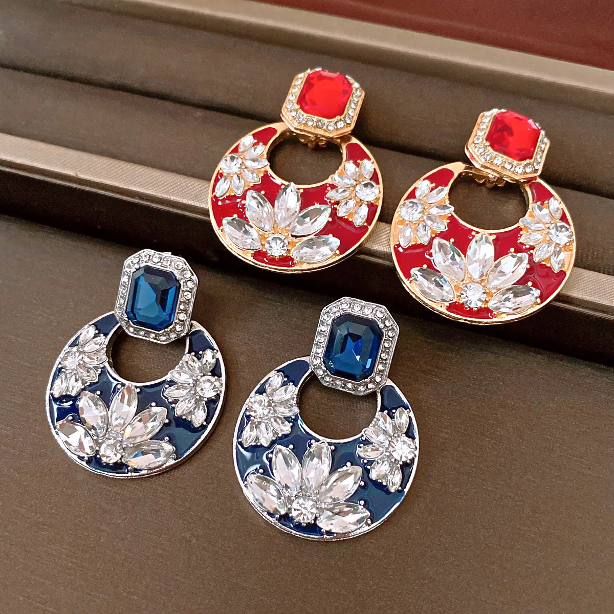 

Vintage Rhinestones Flower Dangle Earrings Exquisite Round Hollow Out Dripping Oil Earring Personality Cheongsam Jewelry Women