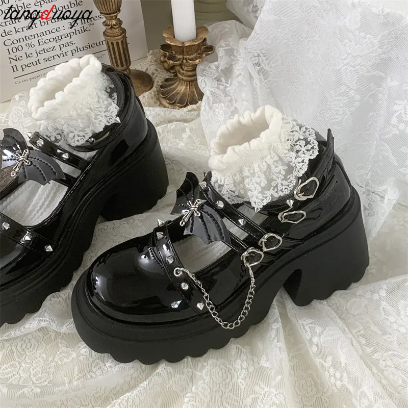 Sweet Heart-Shaped Buckle Lolita Shoes Women Metal chain design Gothic pumps Woman Patent Leather Platform Mary Janes shoes