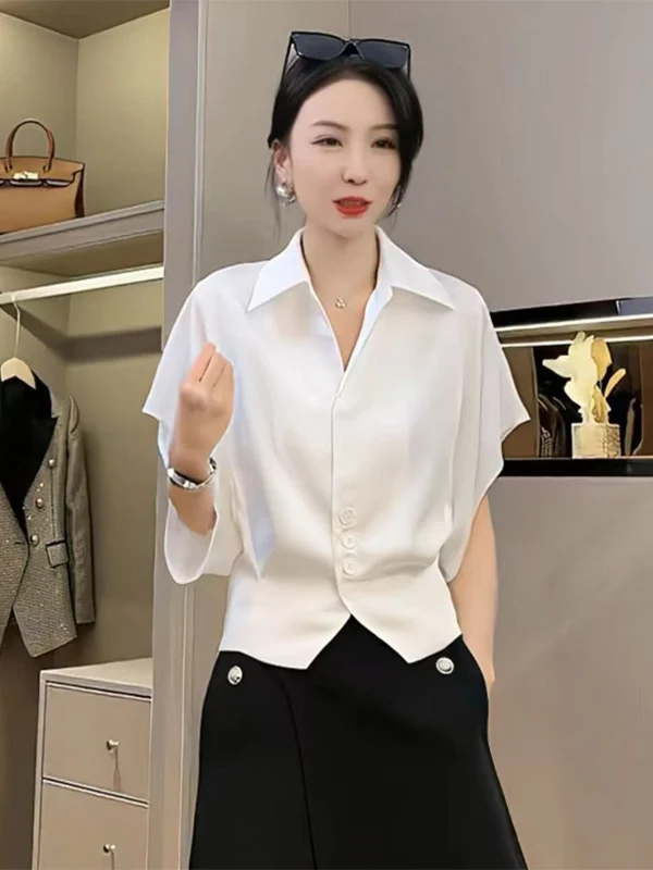 

Весна 2026: Легкий крой «летучая мышь» с воротником-стойкой и дизайнерским пэчворком. Стильный и удобный вариант для повседневной носки.