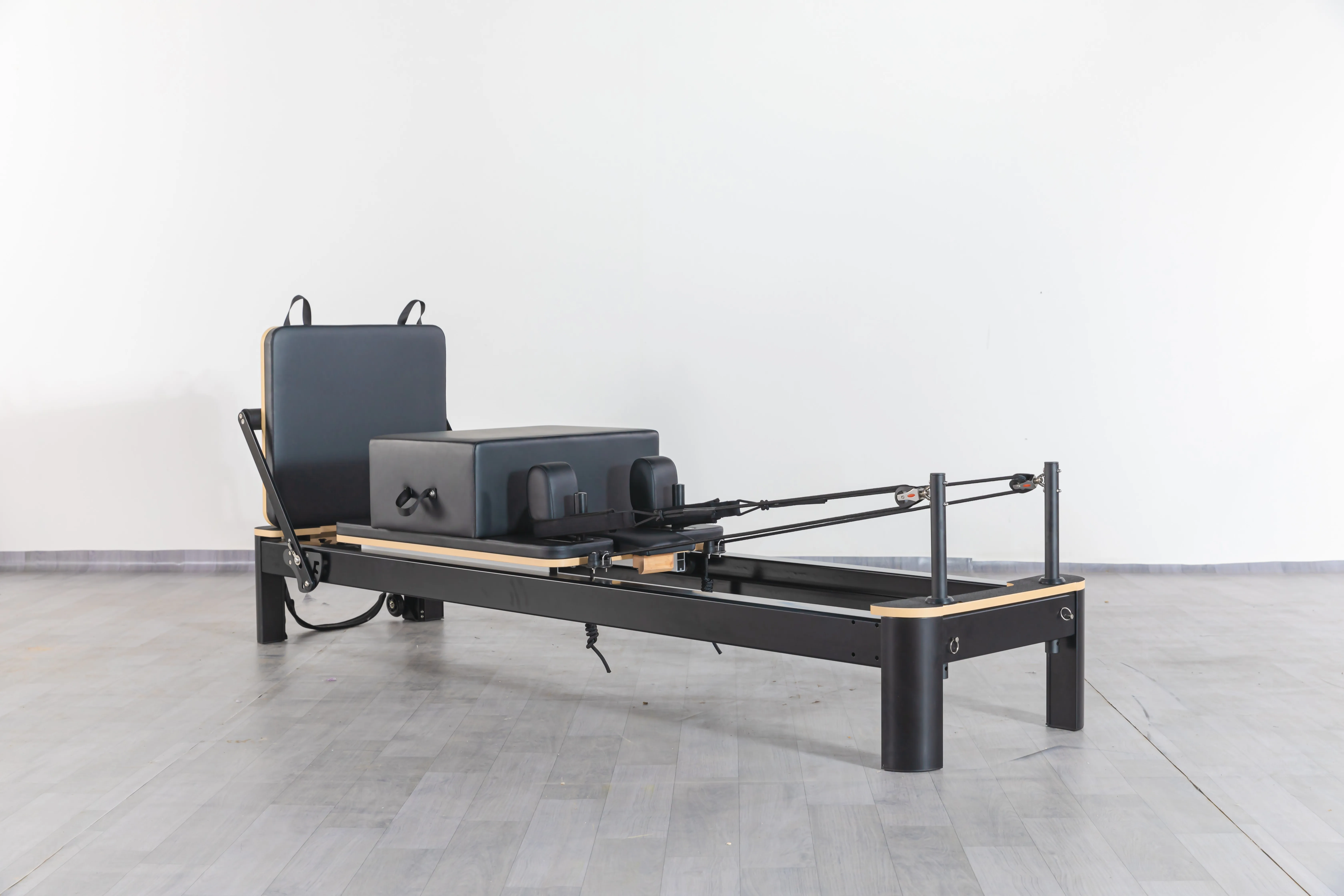 v*-2026 Budget-friendly New Aluminum Alloy Pilates Reformer Unique Spring System Professional Equipment Reformer for Gyms