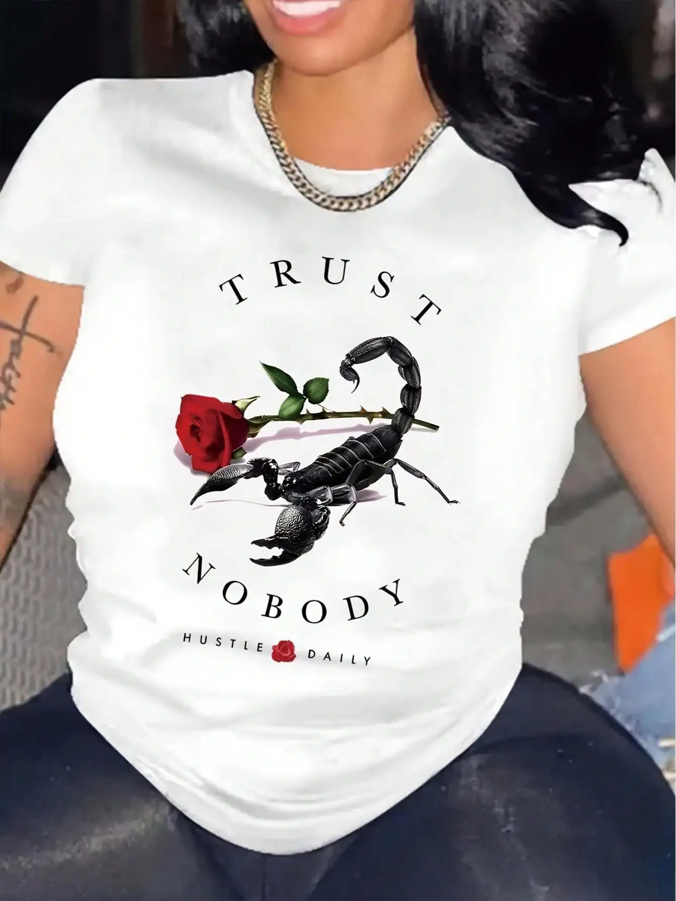 

Футболка с принтом Scorpion and Rose - круглый вырез, хлопок, повседневный крой, подходит для всех сезонов.