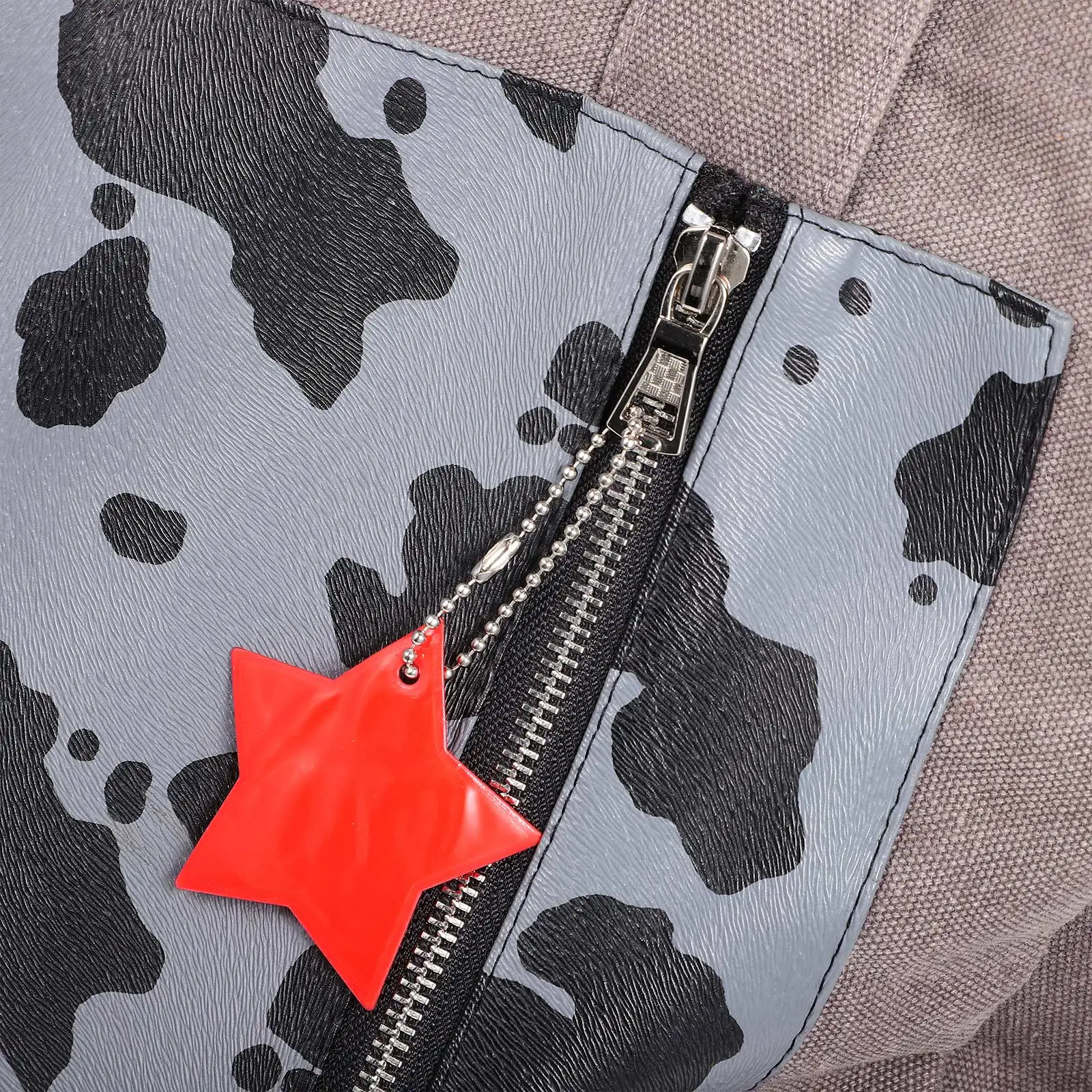 

24 pcs Safety Reflective Pendants Star Tree Shaped Lightweight Hanging Decorations For Keys Backpacks Clothes Night Sports Party