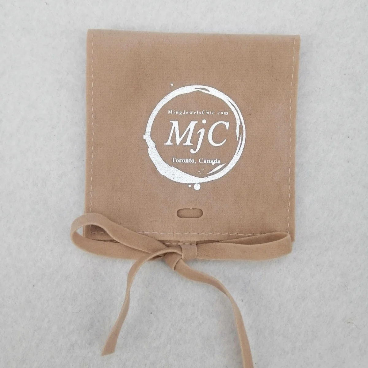 

100 шт., серый бархатный мешок из микрофибры с логотипом, высокое качество, подарочная упаковка для ювелирных изделий, сумка для хранения, свадебные сувениры, карман для конфет