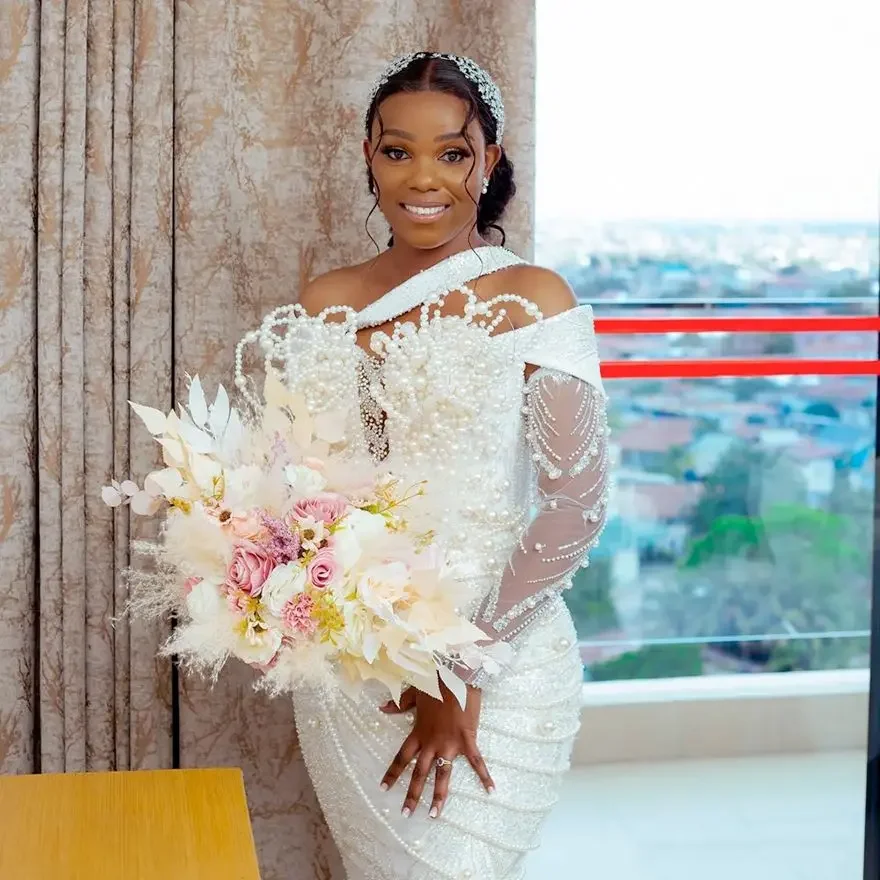 Suknia ślubna syrena na zamówienie dla panny młodej, suknie ślubne plus size, z jednym ramieniem, zdobiona koralikami, koronką, perłami i frędzlami.