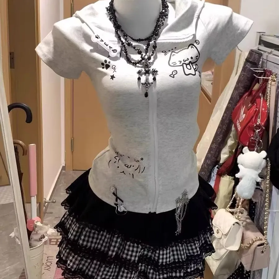 قميص صيفي لطيف بأكمام قصيرة على الطراز الياباني Y2K، ضيق ومريح، مع غطاء للرأس وسحاب، ملابس رياضية عصرية للنساء