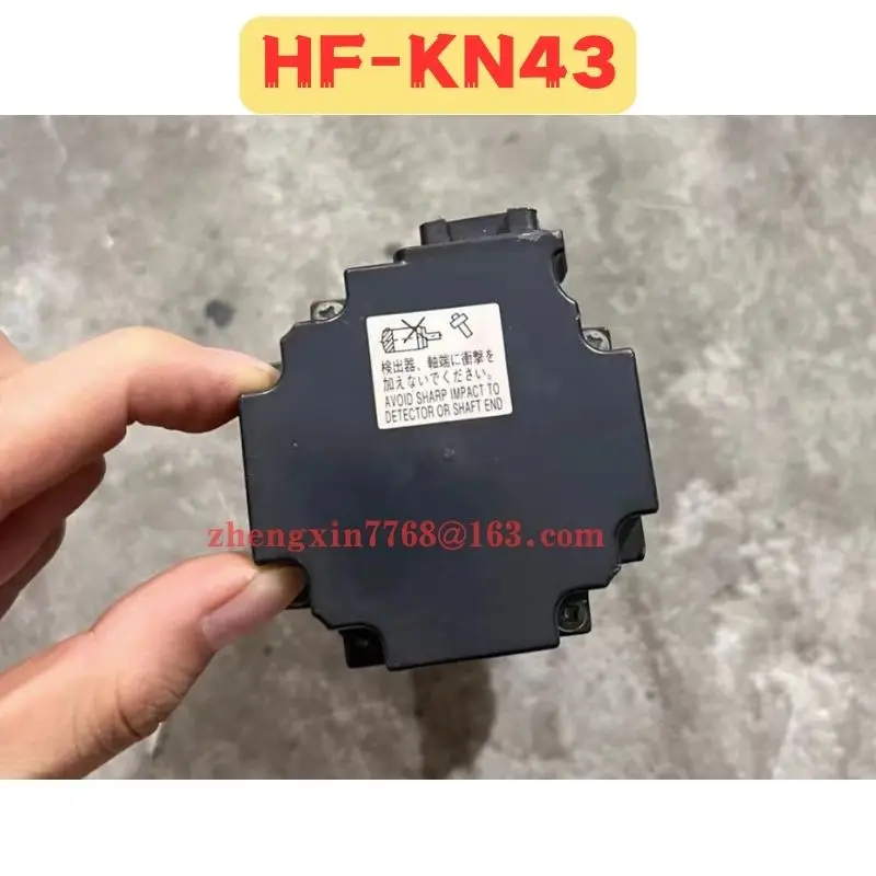 

Подержанный серводвигатель HF-KN43 HF KN43 Нормальная функция протестировано в порядке