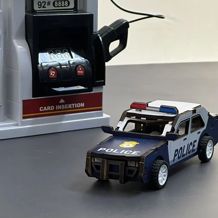 Zusammengebaute 3D-Bausteine, zusammengebautes Polizeiauto aus blauem und weißem Holz, zusammengebautes Automodell. Bausteine zur Desktop-Dekoration.