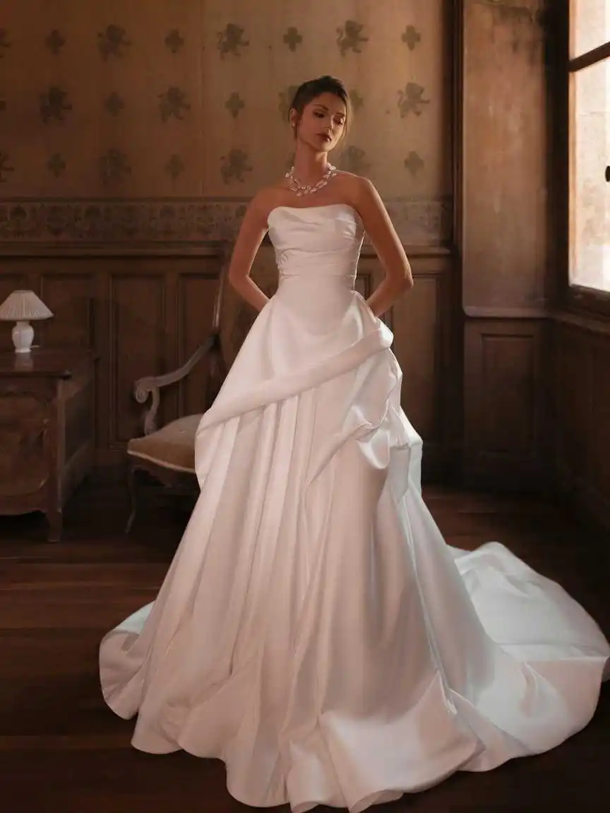 تخصيص ألف خط فستان الزفاف الساتان حمالة الطيات أثواب الزفاف قطار الاجتياح فساتين العروس عارية الذراعين