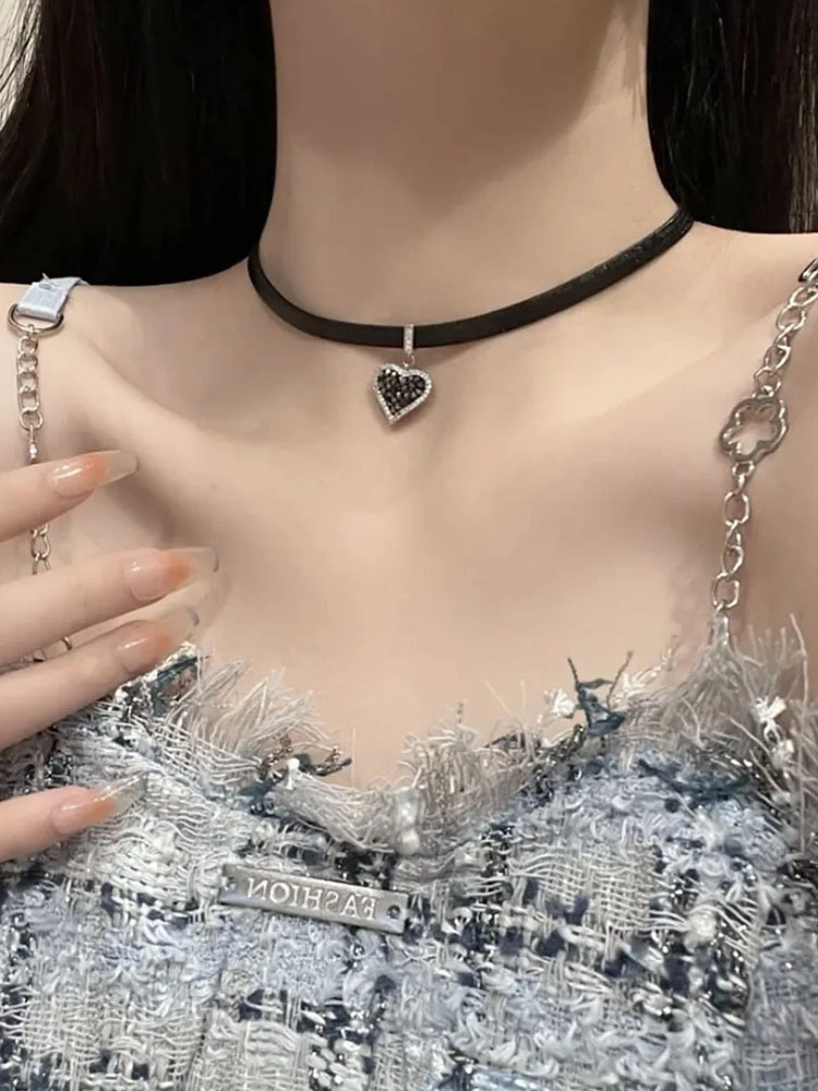 

New Fashion Diamond Embedded Black Heart Leather Necklace Cool Minimalist Chic Locket Highend Collarbone Chain for Women