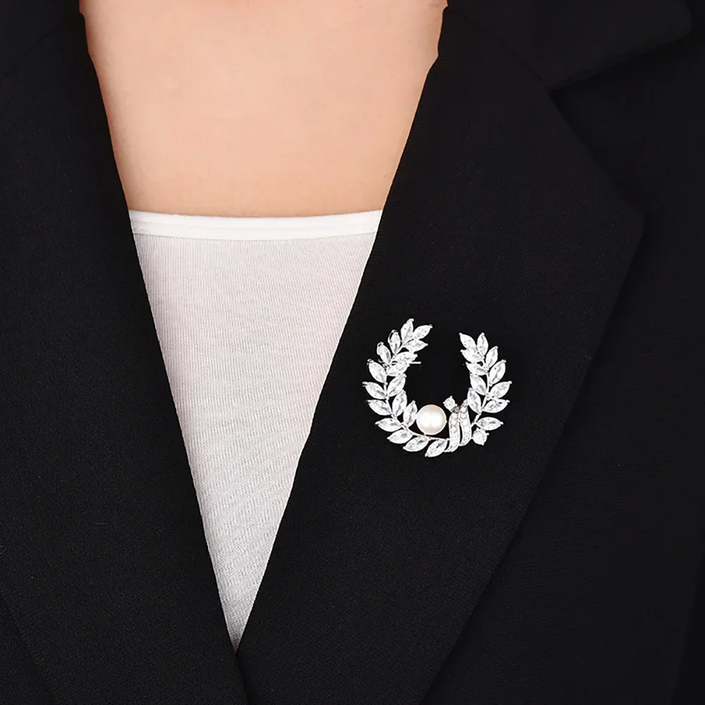 Brooch for Women Fashon Leaf Brooches Personality Inlaid Pearl Zircon Ladies Coat Pins Wedding Bridesmaid Jewelry Christmas Gift