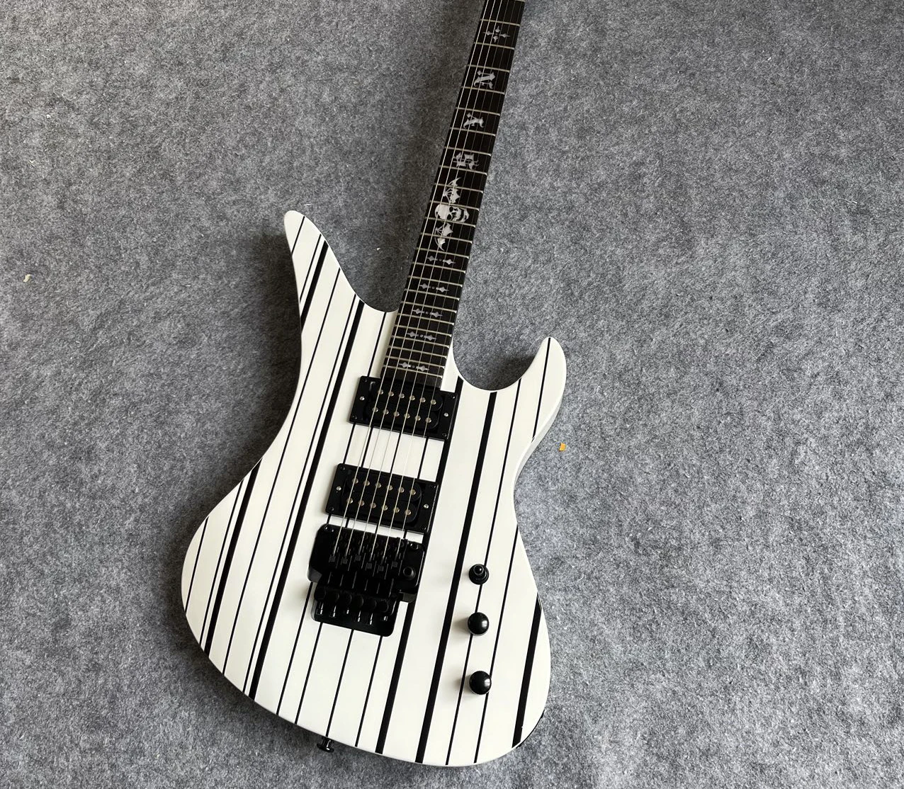 

Classic special-shaped guitar, equipped with vibrato bridge, classic pickup