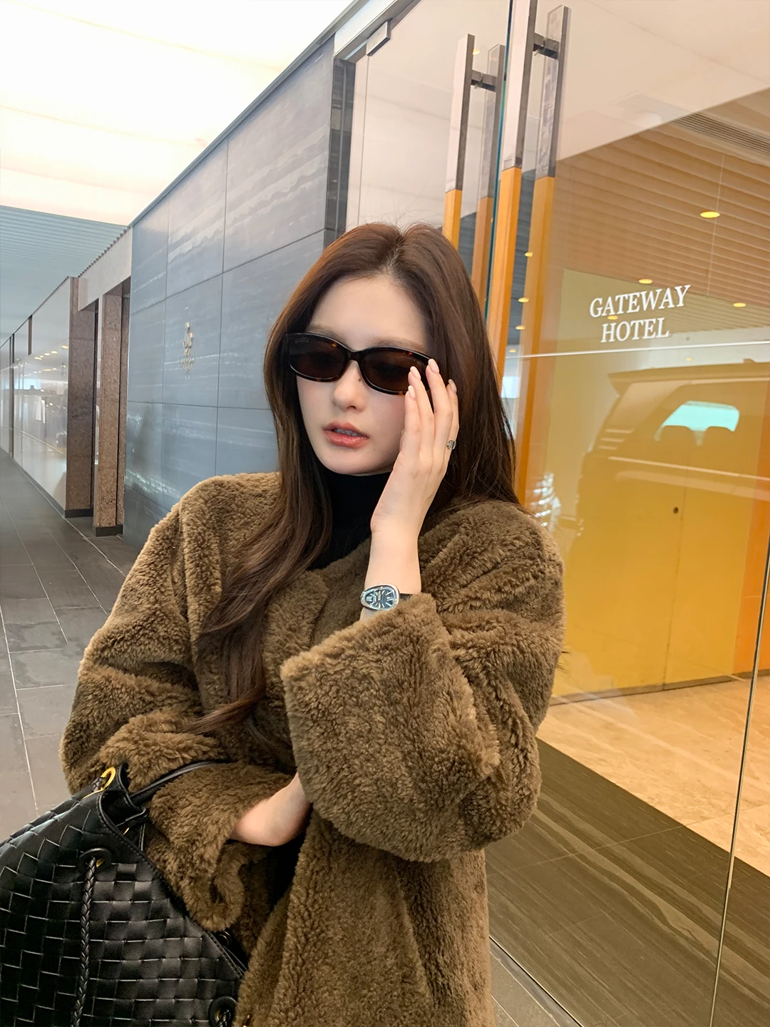 メイブン・リン レイジー・ウォーム ハイエンド ラウンドネック ショートファージャケット レディース 暖かい人工皮革コート エレガントスタイル 長袖 ルーズフィット