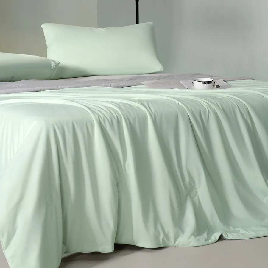 A kind of cool antibacterial ice silk summer cool quilt thin quilt air conditioning quilt can be machine washed.