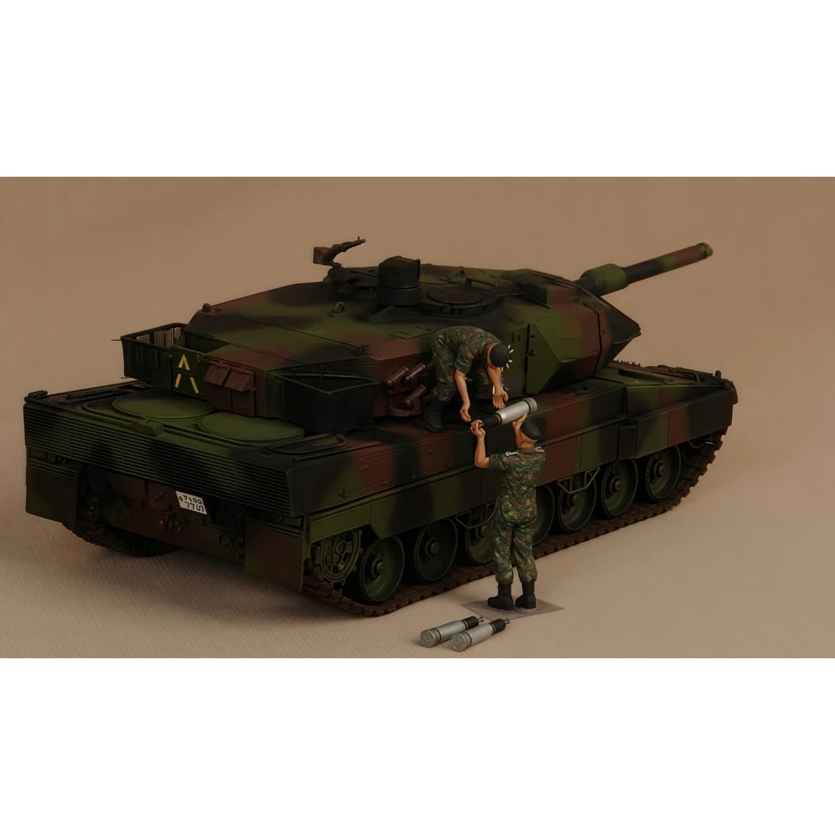 

Набор неокрашенных фигурок из смолы в масштабе 1/35, немецкий солдат на танке, "загружающий боеприпасы", в разобранном и неокрашенном виде, GK.