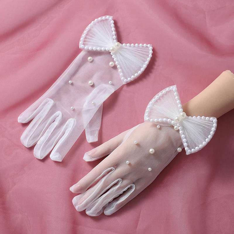 The bride's accessory is a pair of white minimalist bow decorated gloves suitable for women's wedding parties