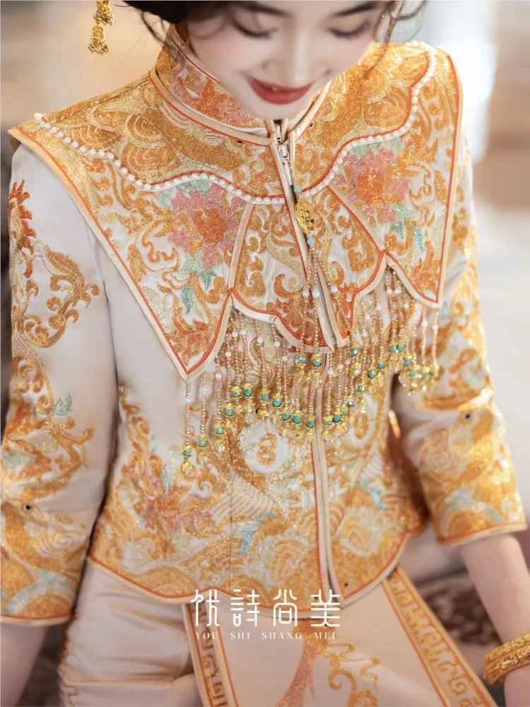 The new fashionable wedding dress dragon and phoenix gown is a small Chinese-style for brides