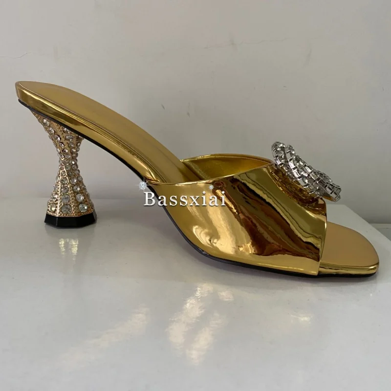 صنادل نسائية بكعب غريب مزخرفة بالكريستال مع إبزيم من حجر الراين وأحذية خفيفة صيفية للبغال أحذية عصرية للفتيات