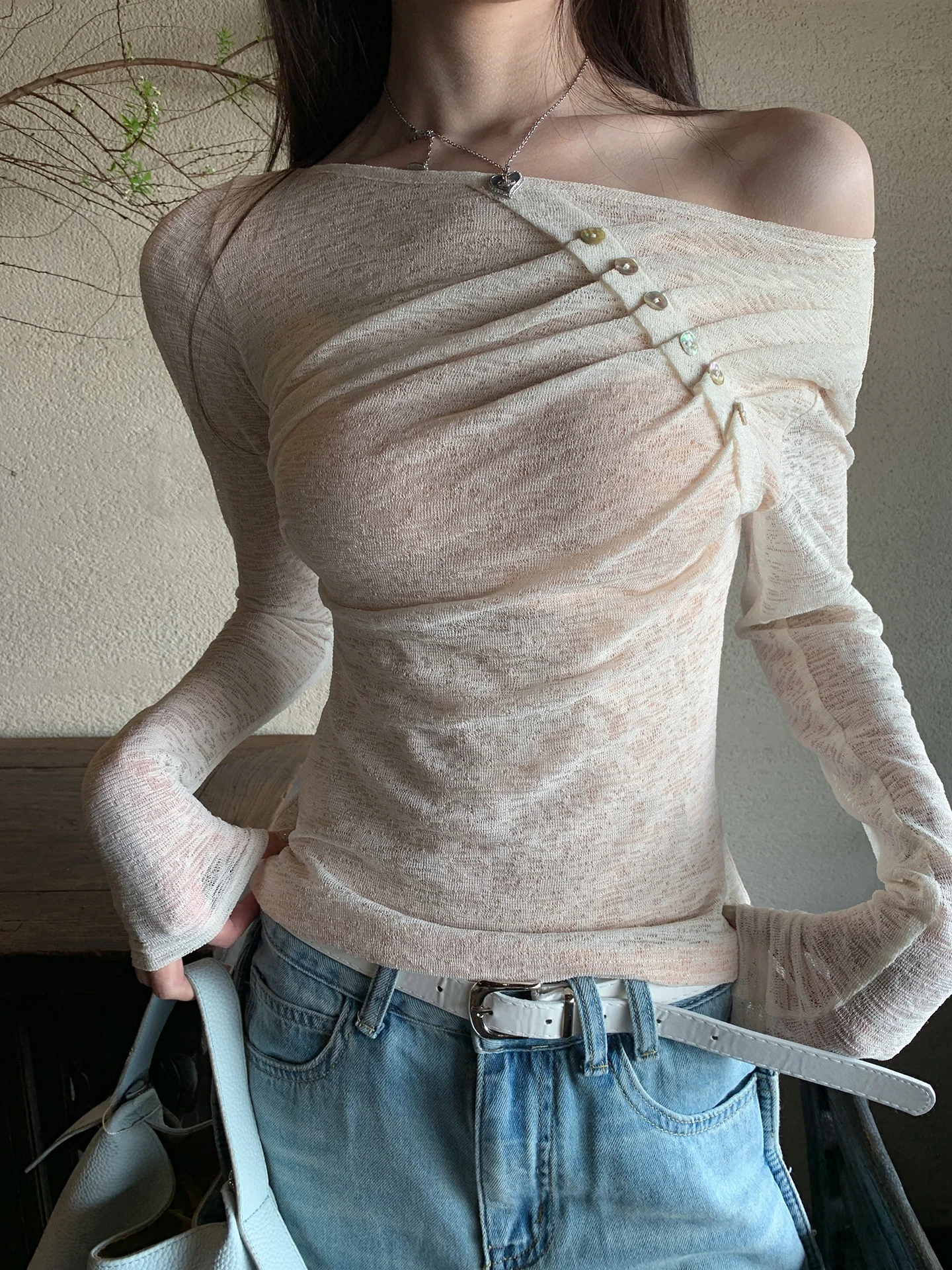 Cseta de Manga Longa Vermelha para Mulheres, Nova Coleção de Verão 2025, Estilo Coreano, Ajuste Slim, Top com Ombros à Mostra