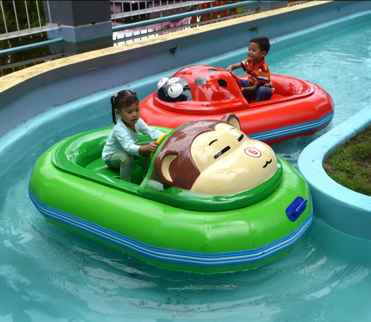 Water Park Equipment Adult Motor Inflatable Electric Bumper Boat