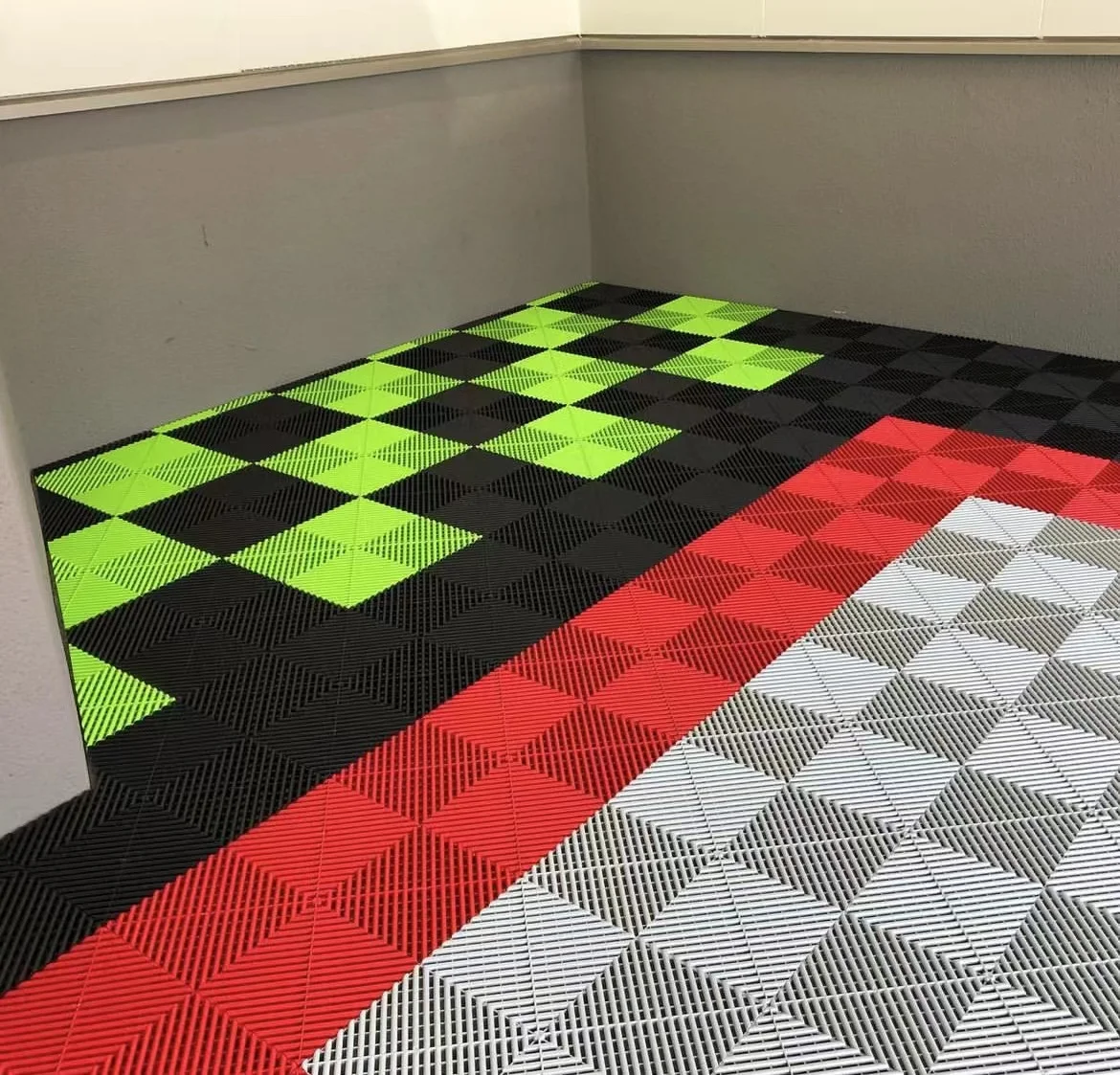 Interlocking Garage Plastic Flooring Injection Molding For Car Wash Grate Floor Tile Plastic Garage Floor Tiles