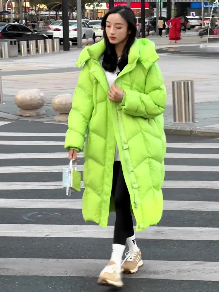 Długi, ocieplany płaszcz puchowy z kapturem, luźny, biały, zimowy, ciepły, idealny do dojazdów do pracy.